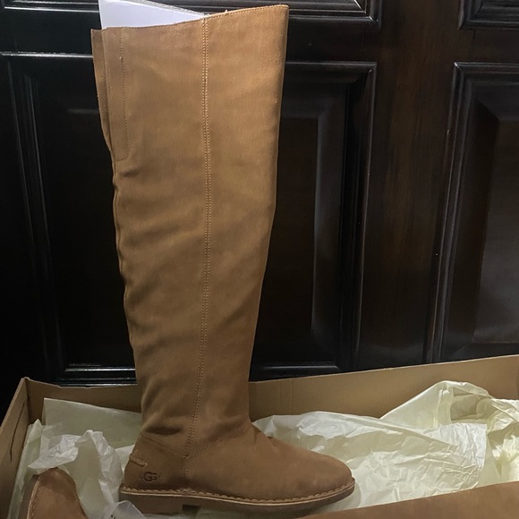 Practically brand new UGGs only worn once Come with box - Picture 2 of 2